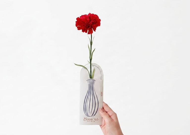 Bloom365 カーネーションレッド 約全長35cm・花径3～6cm 「ソレル」3,630円、「オレガノ」5,280円、「プルメリア」8,030円／大和