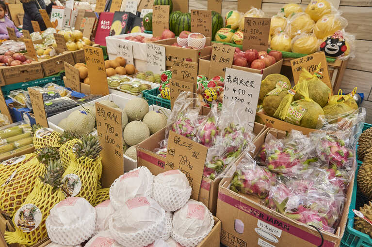 冬が旬のりんごやいちごと一緒に南国のフルーツが並び、積み上げられている。