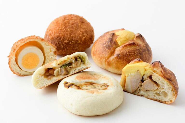 惣菜ぱん各種。手前から時計回りに：ねぎま 210円、味付け玉子 200円、豚の角煮 240円(すべて税込)／小麦と酵母 満