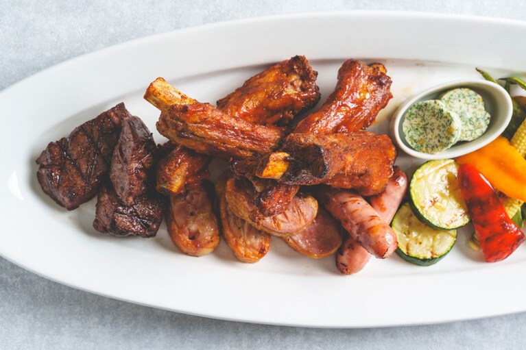 ジューシーでやわらかい県産牛やアグーなどを盛り合わせたMeat Combo。