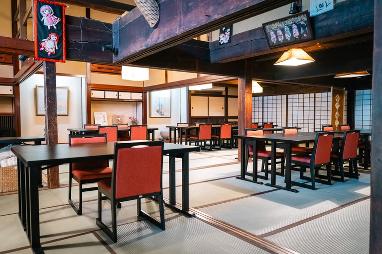 畳の部屋なのに椅子とテーブルが嬉しい「中棚荘別邸 はりこし亭」。