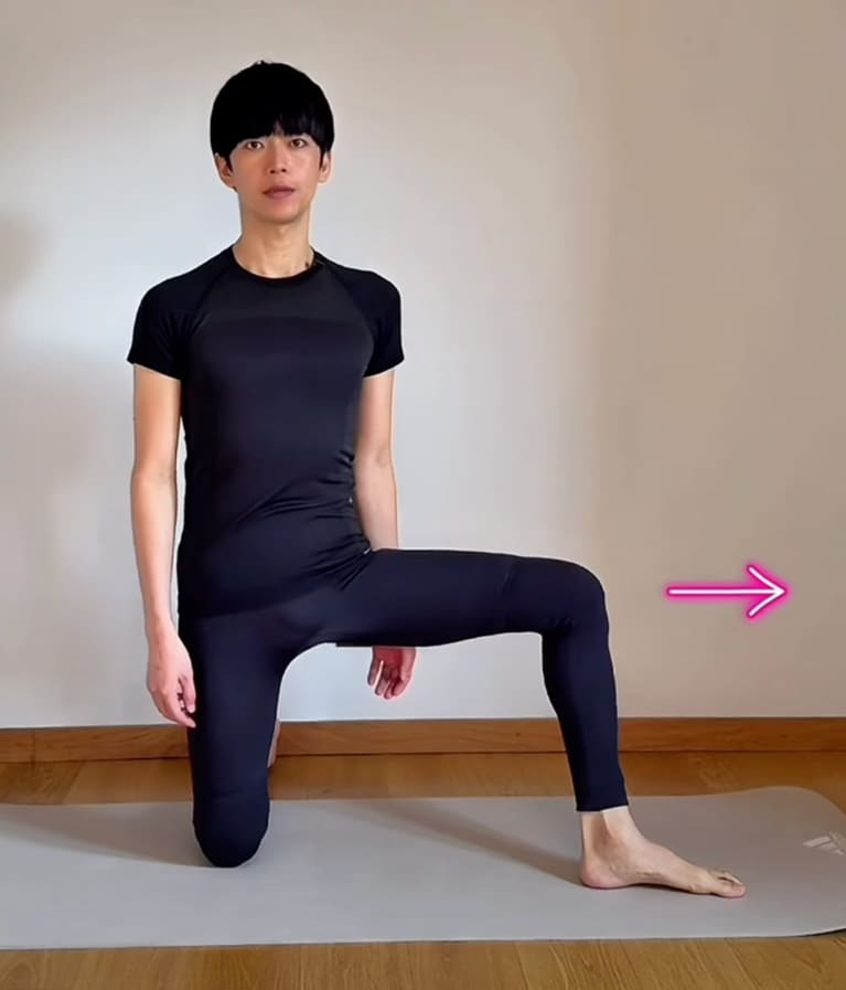 脚を横に開いたら、手は腰に添えて。