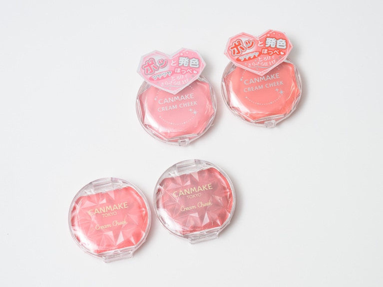 写真上：2009年発売のクリームチーク（旧製品）。写真下：ムニッと柔らかいクリームタイプだけど、塗ると質感はサラサラになるチーク。内側からじゅわっと血色がにじみ出るような仕上がりでファン多数。見た目の色より自然な発色になる。クリームチーク 全4色 各638円／キャンメイク