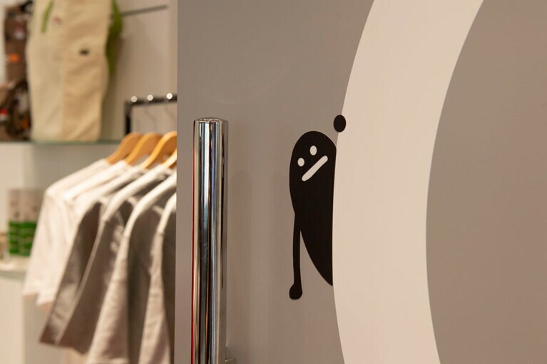 グラニフ本社のドア。オリジナルキャラクターの「ビューティフルシャドー」が迎えてくれた。