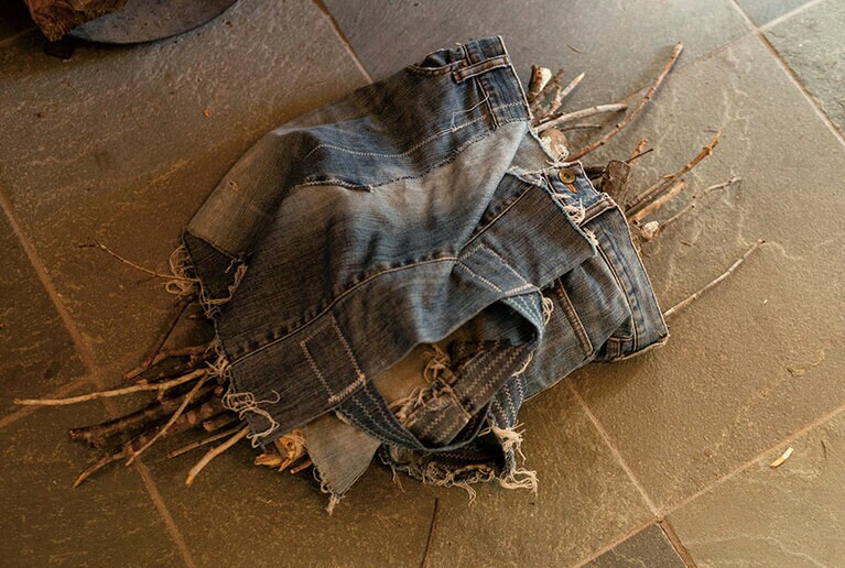 ジーンズをリサイクルして薪を運ぶ道具に。