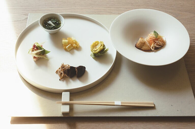 レストラン棟「味」では、料理家・セトキョウコさんのアドバイスを受け、地元の食材を使って作られた地味深い料理を堪能できる。“昼のお食事”は月替わり(写真は一例)2,750円。