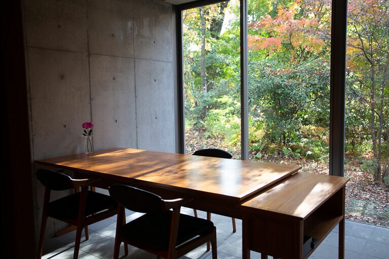 山荘わらび野［大分／由布院温泉］庭園を望むレストラン。