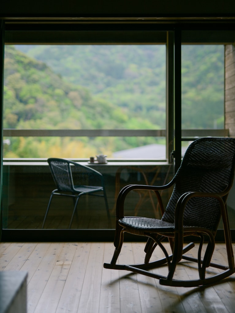 ロッキングチェアでくつろいだり、テラスに出てお茶を飲んだり、ゆったり過ごせる1人部屋。
