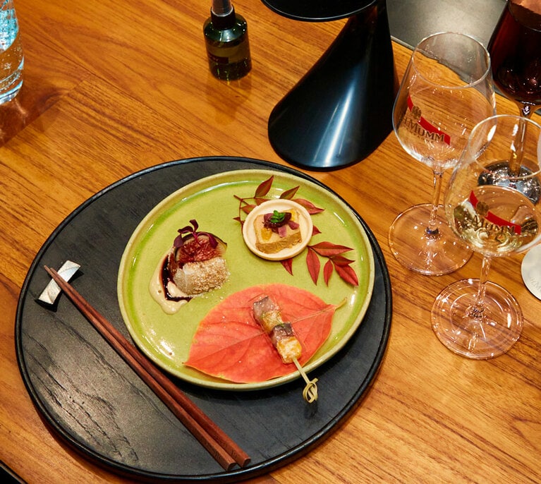 秋らしい前菜からスタート。ホロホロ鳥のレバー最中やごま豆腐など。