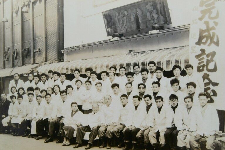 みたらし団子を始めて間もない、昭和36年に増築した時の記念写真。最前列真ん中に初代の中田治吉さん。