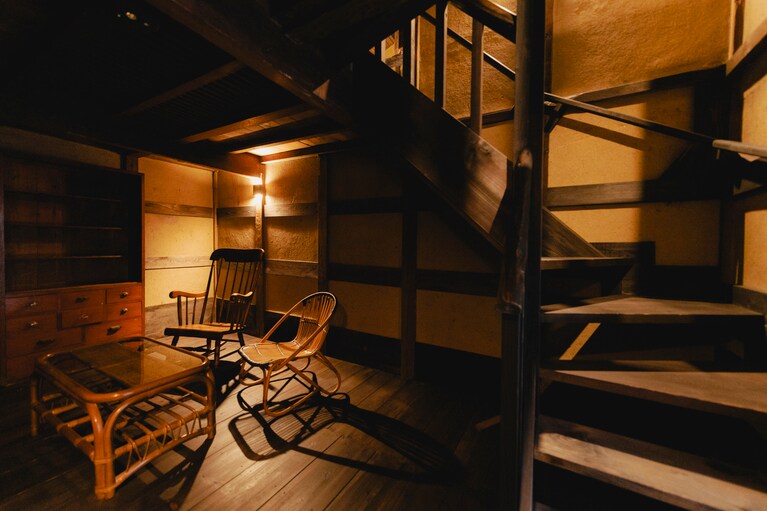 客室「眺蔵－ＮＡＧＡＭＥ ＧＵＲＡ－」。１階の蔵の重厚な内蔵入口から入室し、内蔵を抜けて、客室から蔵全体をのぞむ。