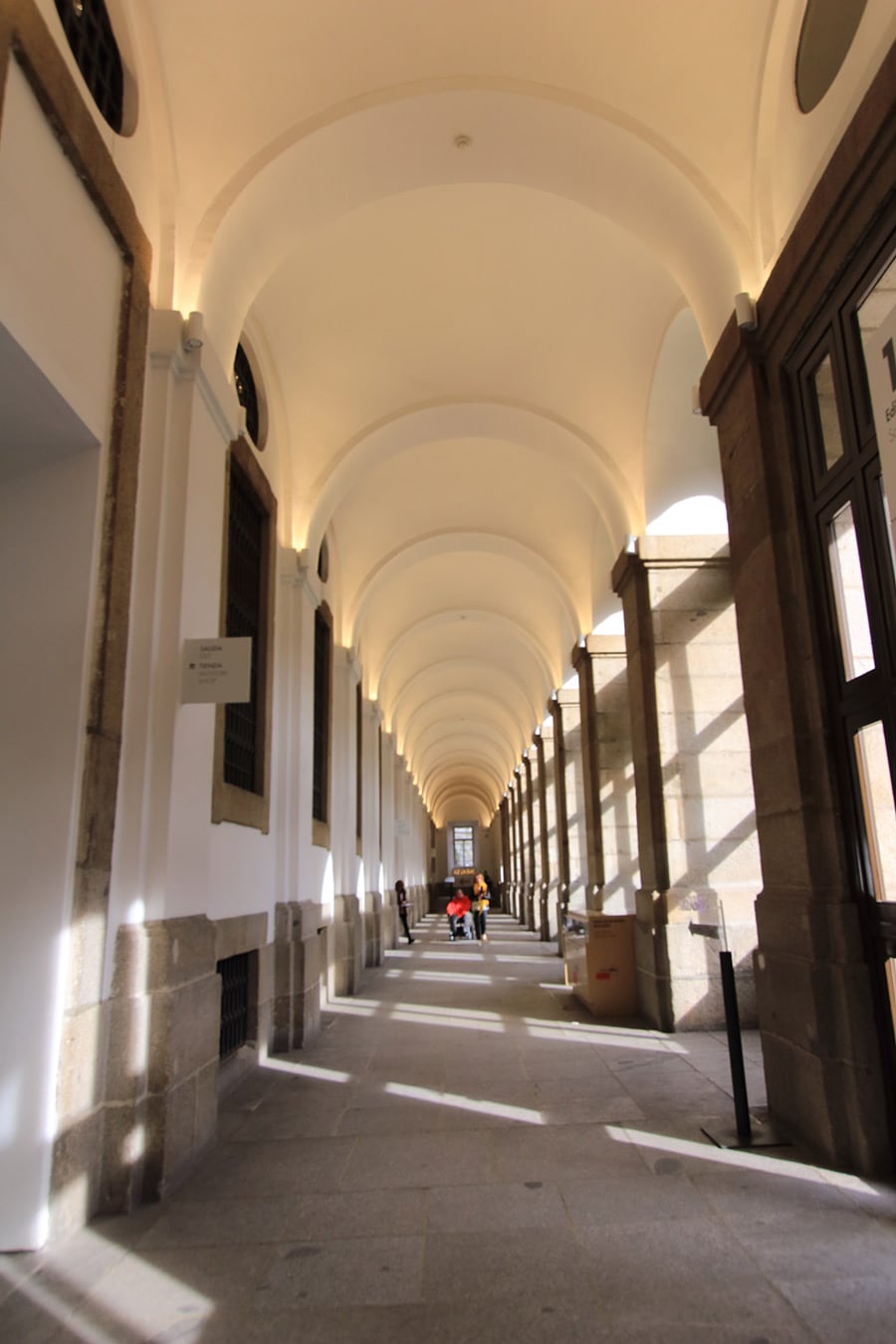 建物がロの字型になっていて、中庭に面した回廊沿いに展示室が並んでいる。