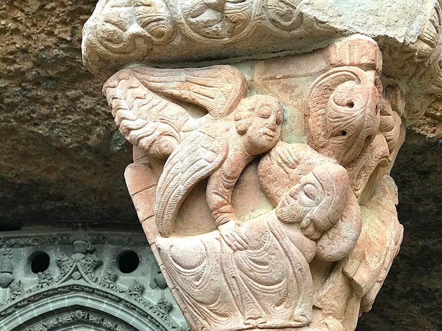 この修道院の柱頭彫刻は独特の余白があることで知られる。アダムとイヴの物語から、キリストの復活など、じっくり見ていくとクリスチャンでなくとも分かるシーンがたくさん表現されている。