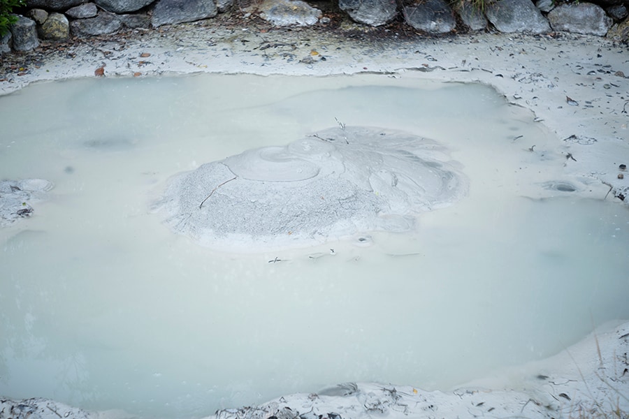 地下から噴き出す温泉水と泥が混じり、円錐形の小さな山になった「泥火山」。日によって形が変わる。