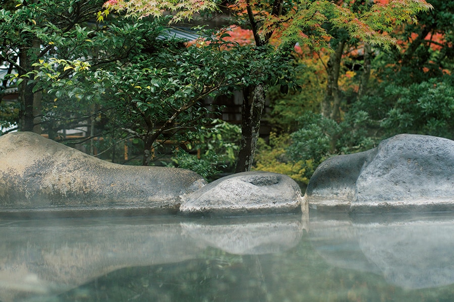 【あさば】温泉は写真の、四季折々の自然と溶け込むような野天風呂の他、男女別の内湯、貸切風呂もあり。Photo: Takafumi Matsumura