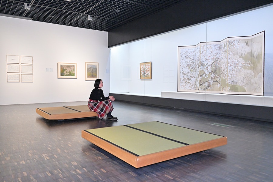 4階の第2室には建築家・清家清が設計した「移動式畳」の複製が。春の作品が展示される中、畳に座りながらゆっくりと鑑賞することができる。
