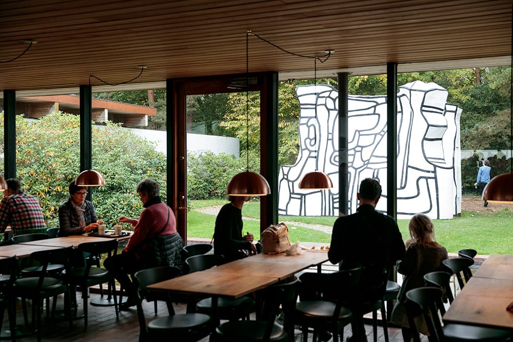 カフェに続くコーナー。平日は遠足で訪れる子ども達の昼食スペースに。庭には、ジャン・デュビュッフェの《マナー・デソール 飛翔の館》。アートとの距離が、近い！