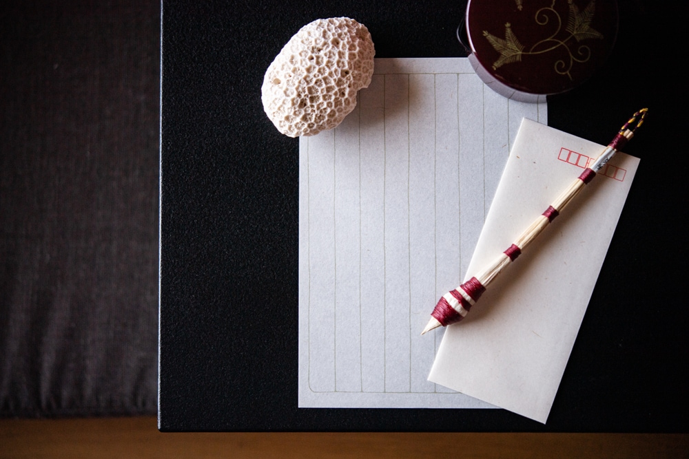文箱には、王朝時代から使われてきたアダン筆と月桃紙の便箋が。