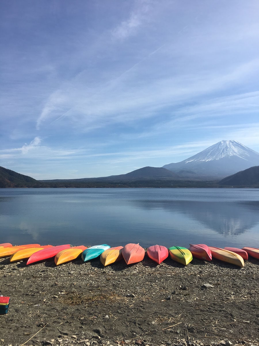 本栖湖の「浩庵キャンプ場」より。見事な逆さ富士が撮れました(12月撮影・快晴の午後)。
