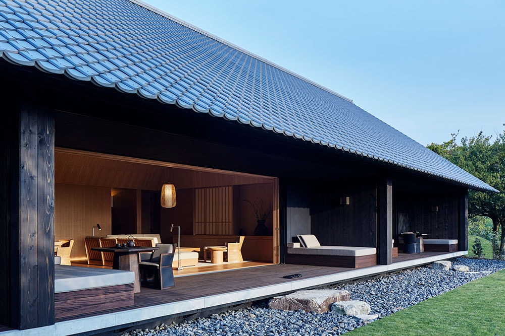 伊勢志摩国立公園内に位置するアマネム。平屋建ての洗練された空間で日本のおもてなしを提供する