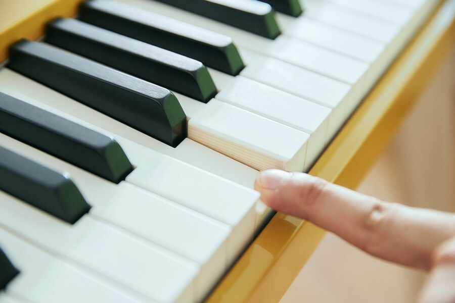 鍵盤の触り心地、タッチの強弱による鍵盤の反応など、ピアノ経験者ならその完成度の高さに誰もが驚くはず。奏でる音色とともに、ぜひ、自分で確かめてみてほしい。