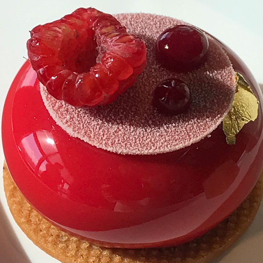 真っ赤なかわいらしいフォルムのラズベリーのケーキ。