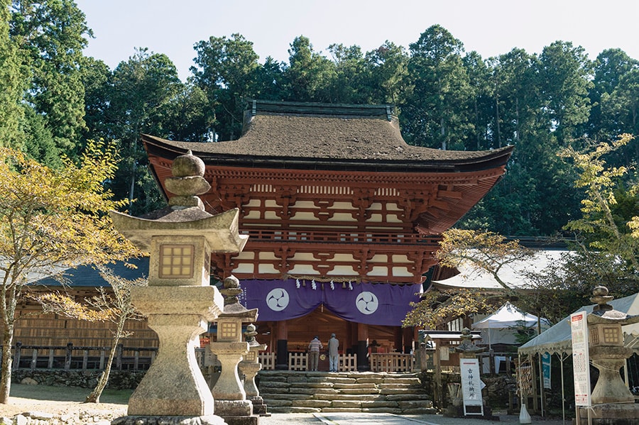 国の重要文化財に指定されている、丹生都比売神社の楼門。