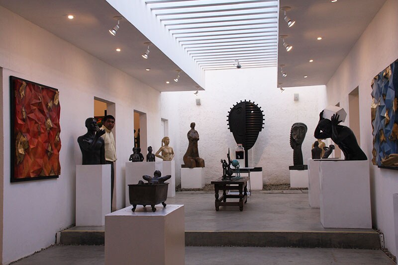 ギャラリー「コルシカ(CORSICA)」では、50人ほどの有名なメキシコ人アーティストの作品を観ることができる。