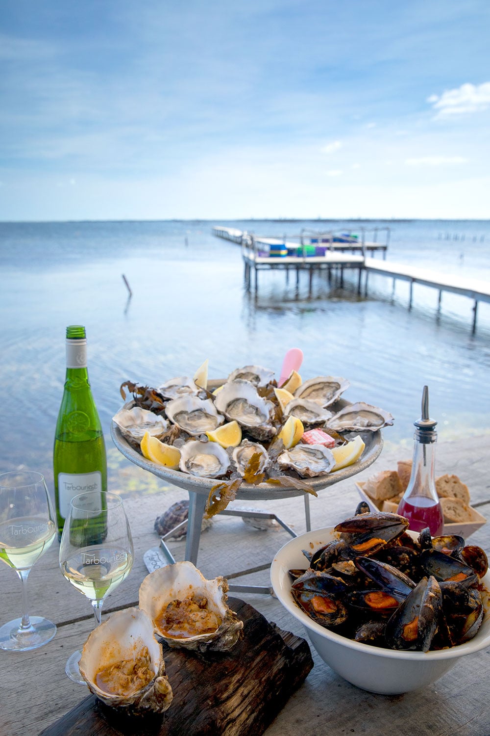 牡蠣各種、オーブンでさっと焼いた温製牡蠣の他に、ムール貝の伝統料理、ブラスカード。海の幸を、青い海を眼前にいただく至福の時。