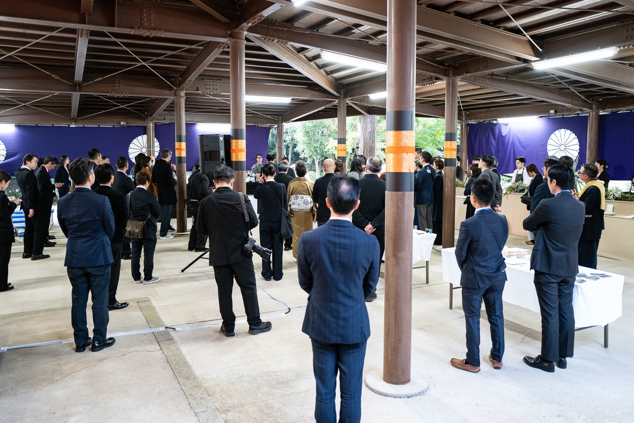 三和酒類の関係者をはじめ、多くの人たちが千載一遇の機会を楽しんだ。