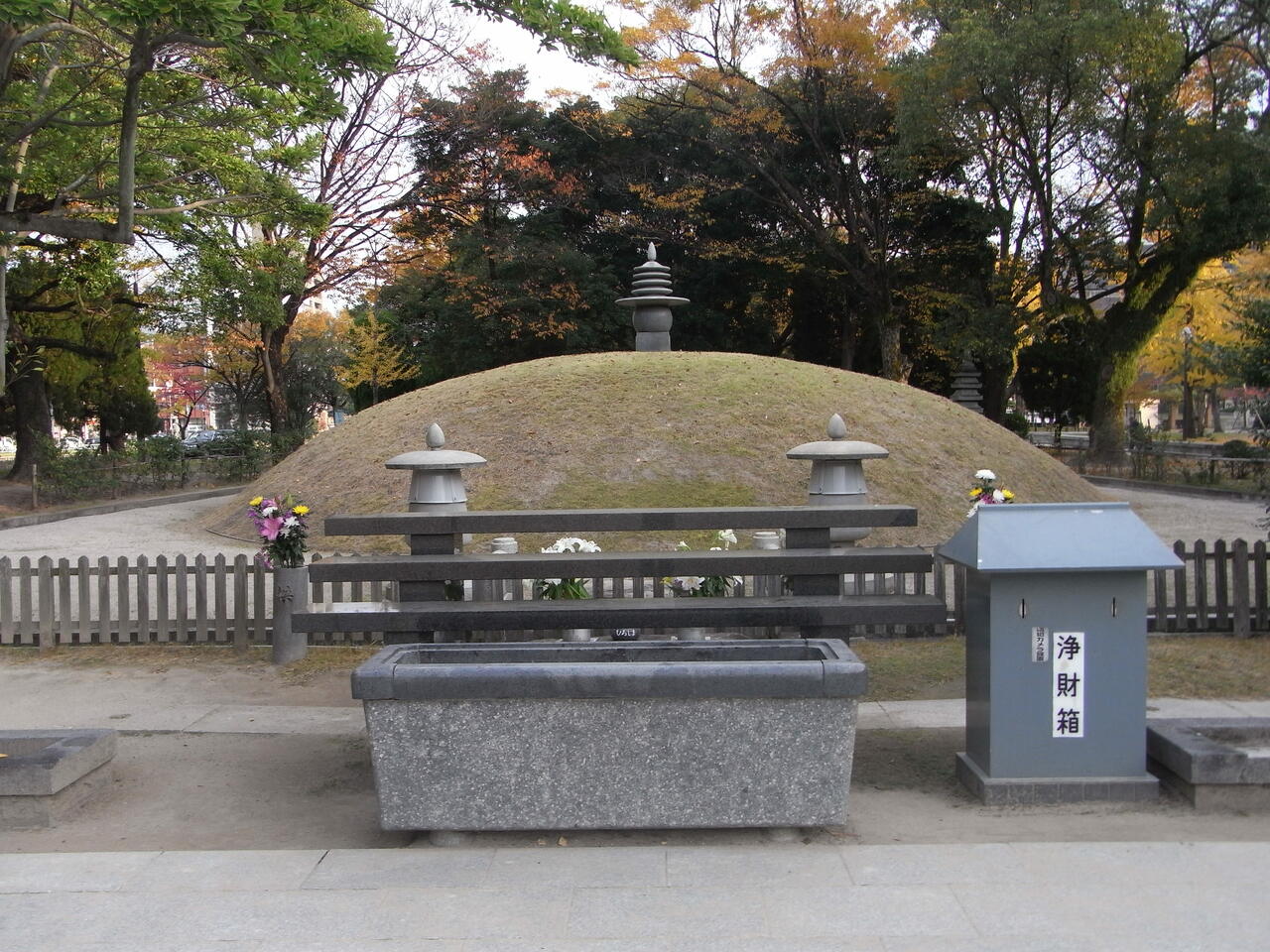 広島平和記念公園の中にある原爆供養塔。「土饅頭」と言われ、小さな丘のような形をしている。 写真：堀川惠子