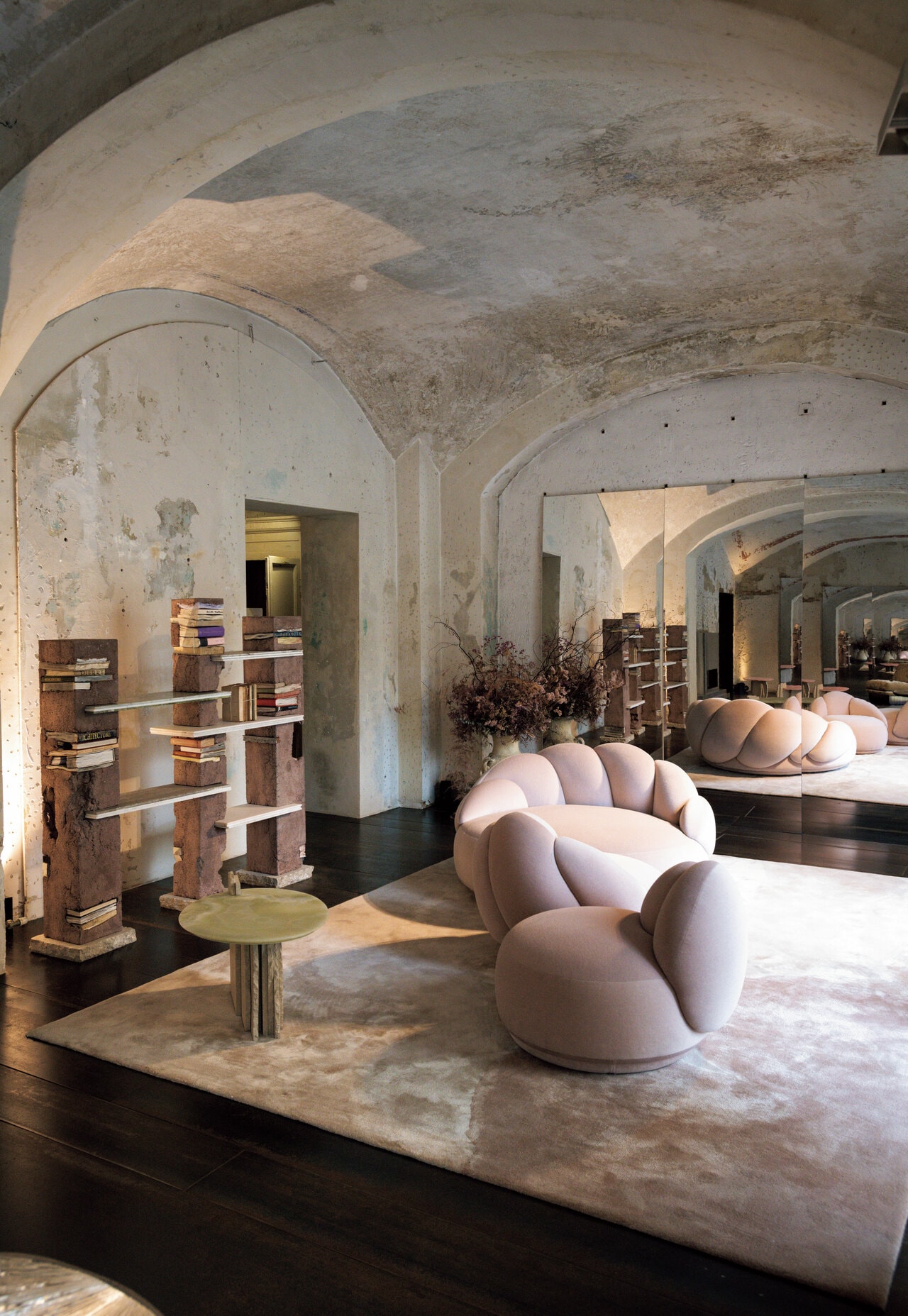 道に面した展示スペースでは特別展を開催。