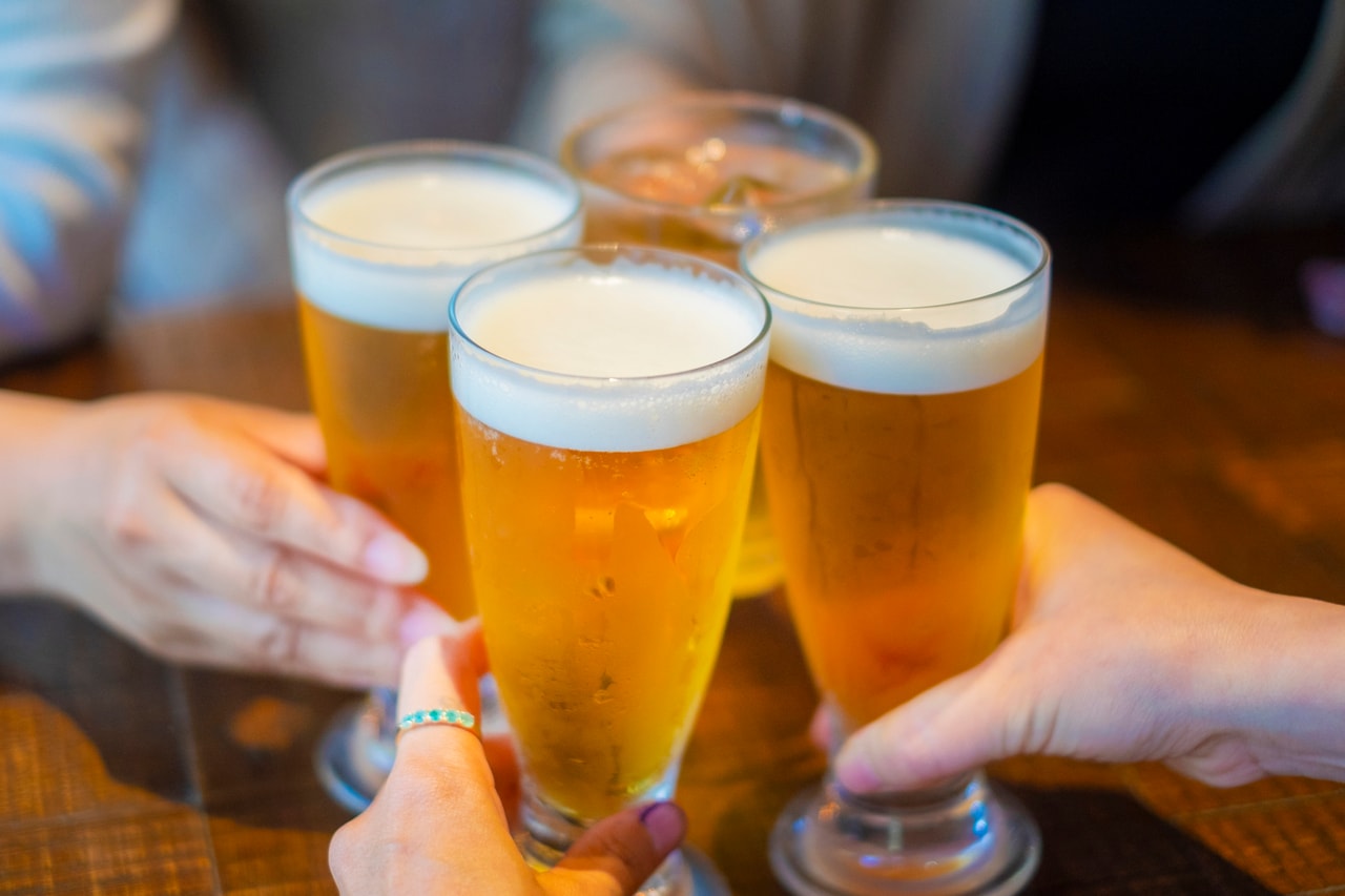 「とりあえずビール」がもたらす影響とは。©snowleopard/イメージマート
