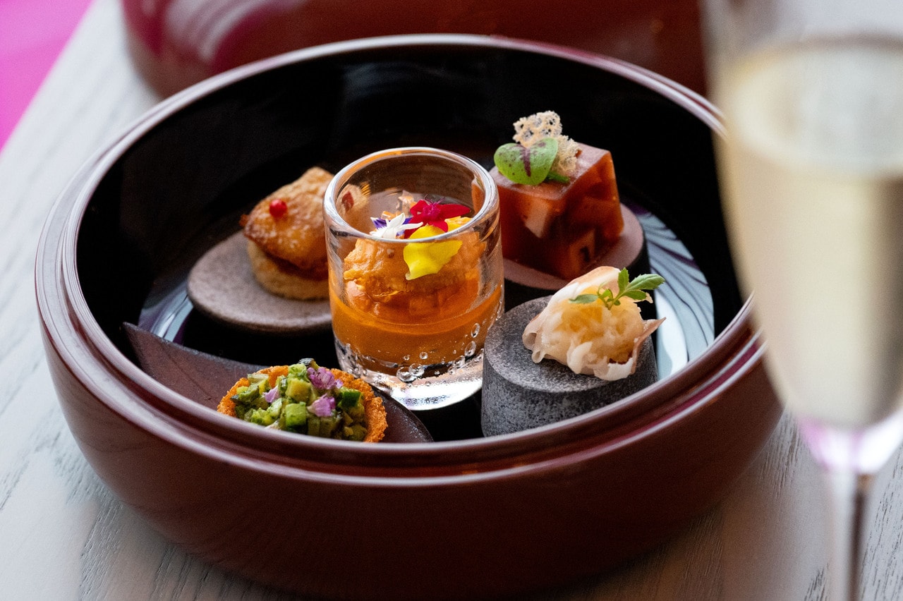 コースの最初に登場する、5つの小さな前菜。