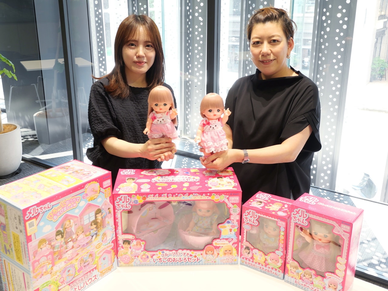 パイロットコーポレーション玩具事業部の土井菜摘子部長代理(右)と髙木千咲主任。声を揃えて「メルちゃんをよろしくお願いします!」