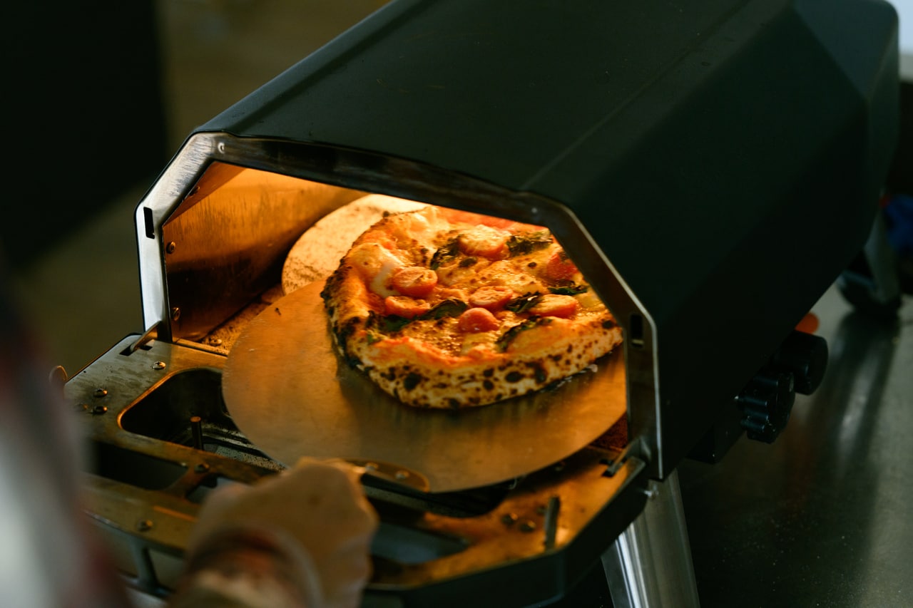 テーブルの主役はお手製のピザ。