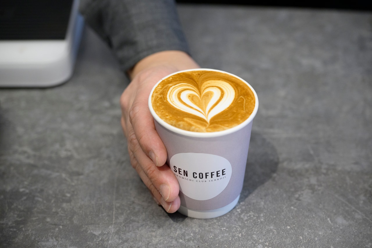 「SEN COFFEE」と名付けられたロビーのカフェでは、尾道ならではのスイーツやバリスタが淹れるオリジナルコーヒーが楽しめる。