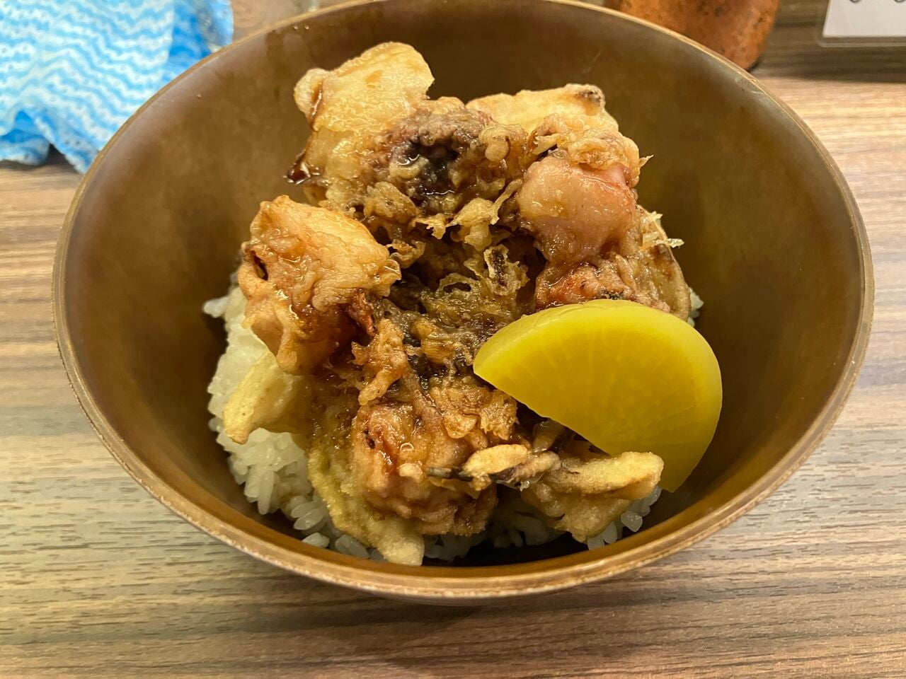 こちらが「ゲソ天丼」