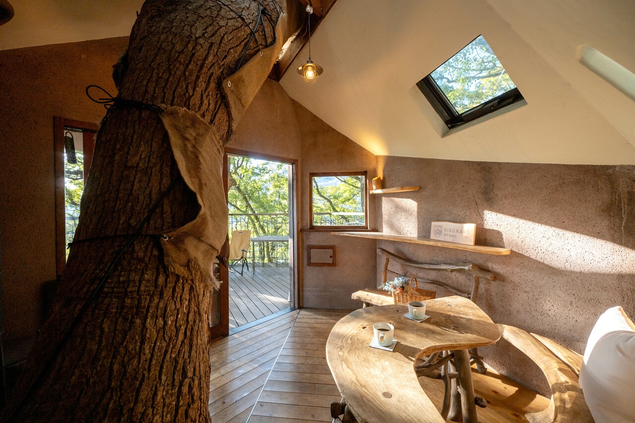 冬季は薪ストーブがついて温かく過ごせる。