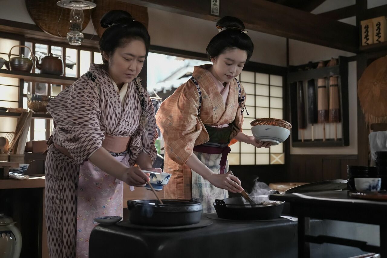 トキとヘブンが結婚後、新居に移って初めての朝餉の準備。口が開いたしじみをトキがザルにあげようとしている　（C）NHK