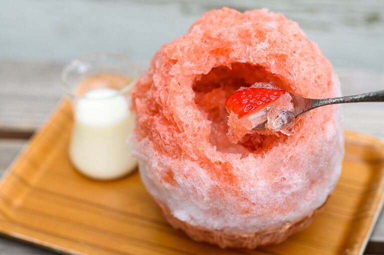 氷の中からゼリーが顔を出す。この温度差がおいしさの秘密だ。