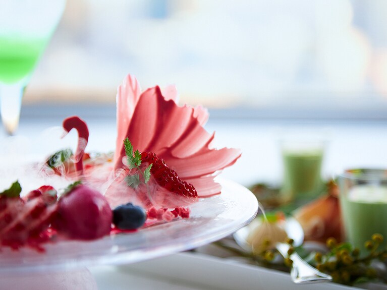 2種類から選べるグランデセールより、ドライアイスの煙で天空を表現したプレートに、ルビーショコラを使用したムースとチョコレートで天空を舞う白鳥をイメージした「ル プランタン」のイメージ。