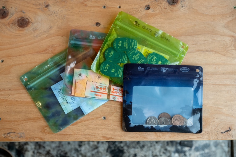 日本発ジッパーバックブランド「Pake®︎（パケ）」とコラボした小物入れ。財布代わりにしても、コーヒー豆を入れてもサマになる。