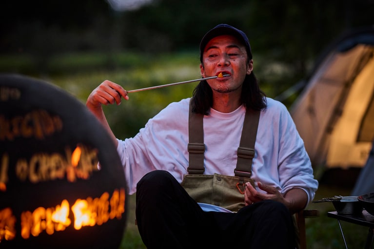 TBS『マツコの知らない世界（焚き火篇）』にも出演した、焚き火マイスターの猪野正哉さん。今回は、猪野さんオススメの焚き火メシ4選（初級篇）を、ご自身の解説とともに、教えてもらいました。