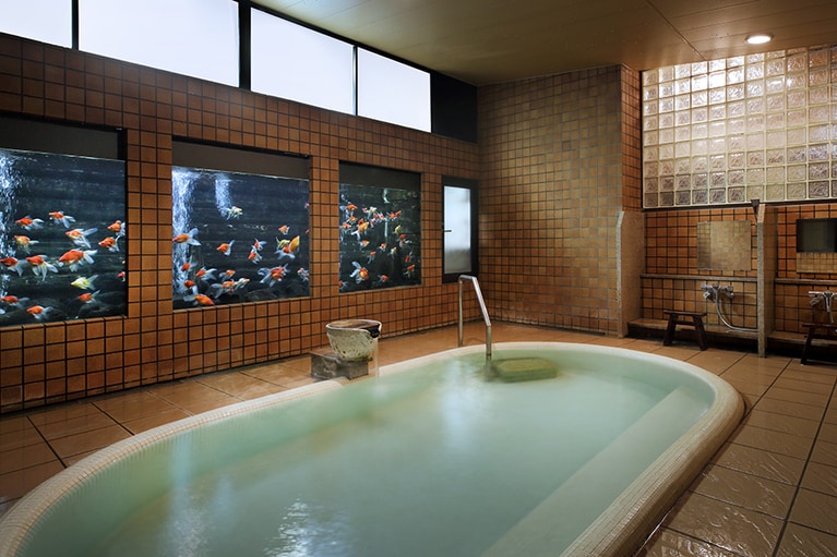 九兵衛旅館［山形／湯田川温泉］川の湯 水槽に金魚が泳ぐ。