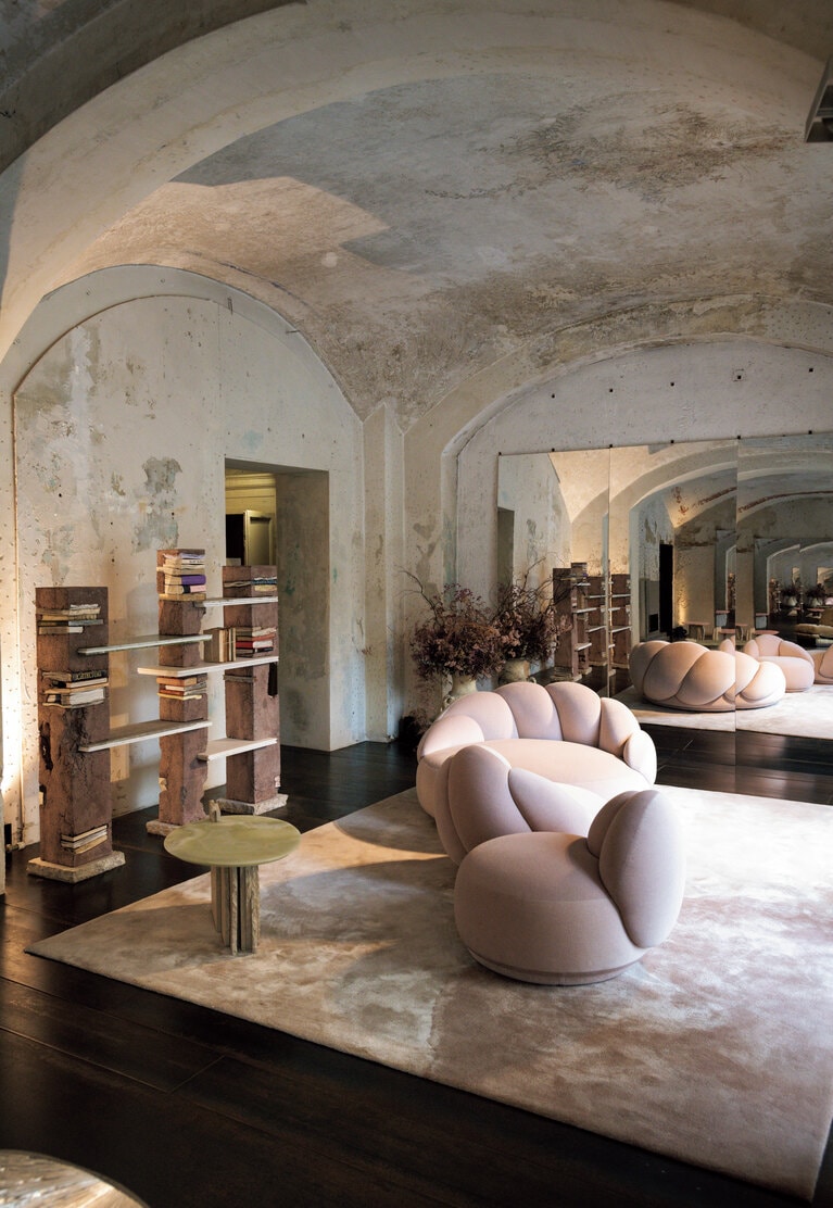 道に面した展示スペースでは特別展を開催。