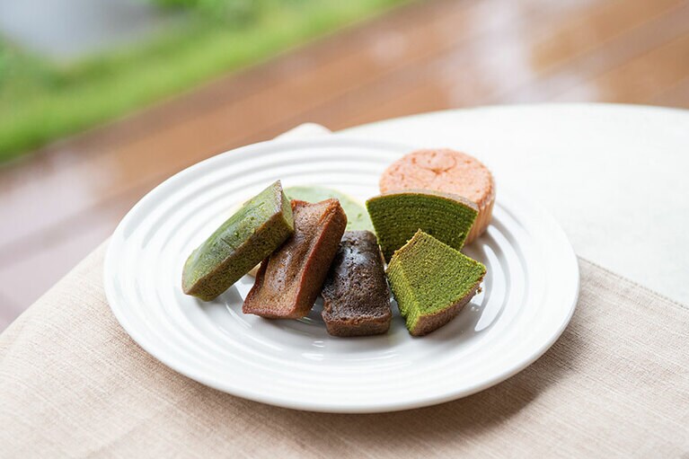 お土産には持ち帰りやすい焼き菓子を。洋菓子も、「静岡抹茶バウムクーヘンCHIYOの和」や「濃厚フィナンシェ」など、静岡茶づくし。