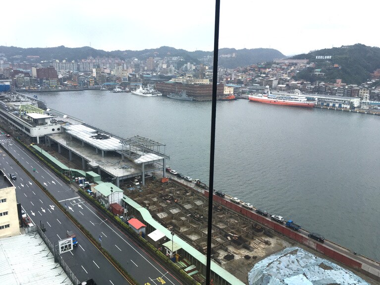 フロアの右サイドにあるビュースポットからの風景。豪華客船もここからばっちりご覧いただけます。