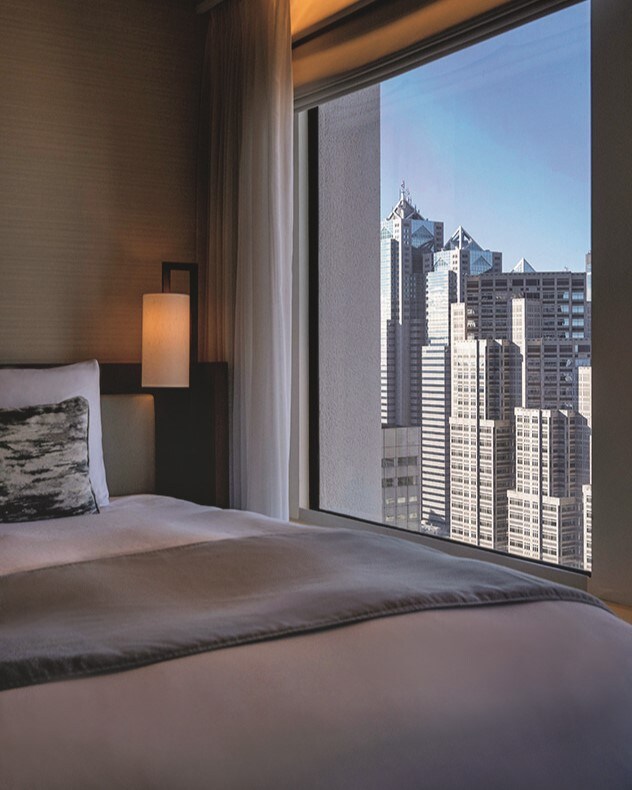 【上質な滞在を演出する客室「プレミアグラン」】刻々と変化を続ける東京の姿を客室から一望。