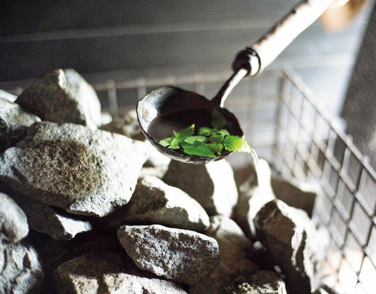 自家栽培しているハーブをロウリュに使用。（ume,yamazoe／ume,sauna　奈良）